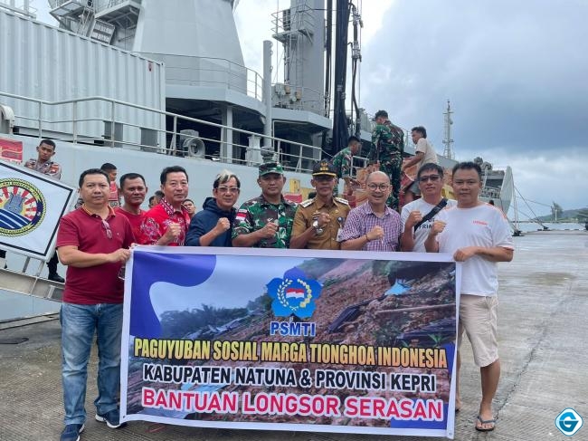 TNI AL Terima dan Salurkan Bantuan dari Paguyuban SMTI Kabupaten Natuna untuk korban longsor serasan