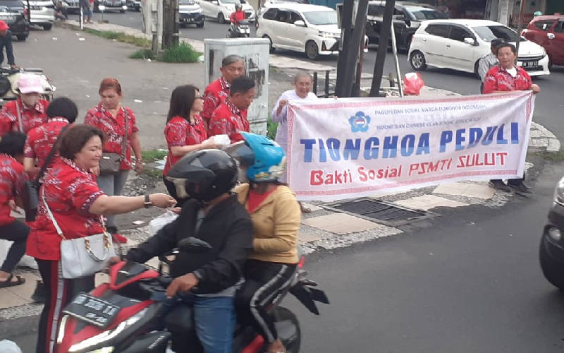 Warga Tionghoa Sulut Bagikan Takjil Gratis ke Warga Manado