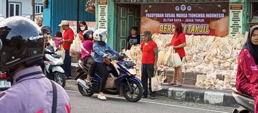 PSMTI Blitar, Warga Tionghoa Blitar Bagikan Takjil Gratis Pada Pengendara Di Jalan