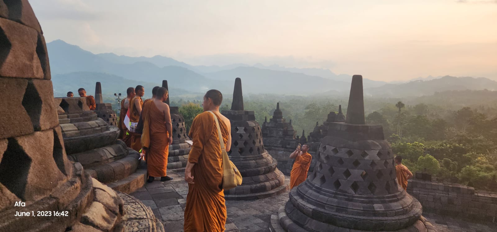 Tiba di Candi Borobudur, Biksu Thudong Jalani Ritual Puja Bakti dan Pradaksina