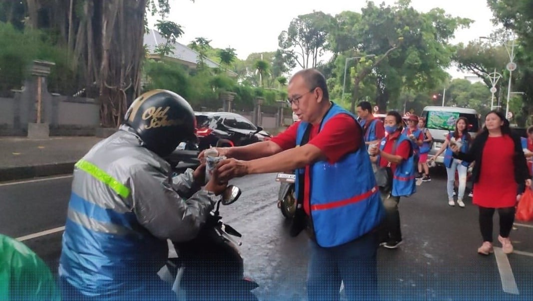 PSMTI dan Perwanti berkolaborasi bagikan 2000 takjil ke masyarakat, kuatkan solidaritas Tionghoa Indonesia.