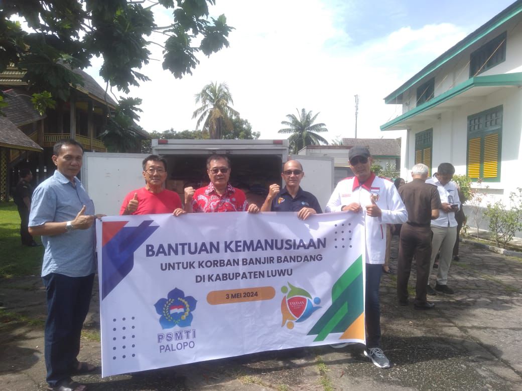 Paguyuban Sosial Marga Tionghoa Indonesia (PSMTI) Kota Palopo bersama Yayasan Budi Bhakti (BUDIBHAK) Kota Palopo memberikan bantuan sosial kepada korban banjir