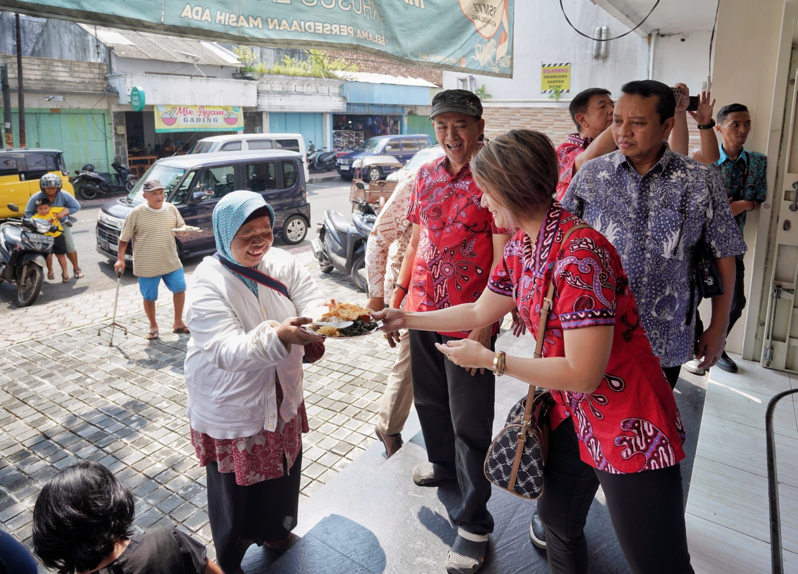 PSMTI Magelang Gelar Warung Makan Gratis Khusus untuk Lansia