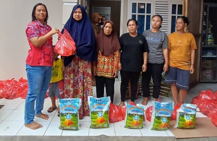 PSMTI Pesawaran Bagikan 70 Paket Sembako untuk Warga Kurang Mampu di Desa Gedong Tataan